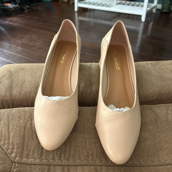 Heez Women's Pumps with Low Chunky Block 2” Heels, Cream. Size 9.5 - Picture 4 of 7